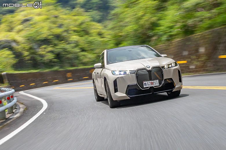 BMW 小改款 iX xDrive45 M Sport 試駕|霸氣更增、續航更長的純電旗艦!