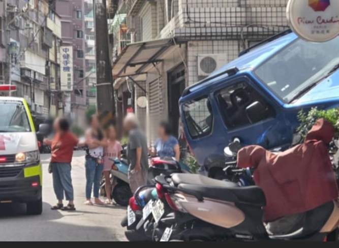阿嬤 開吉普車