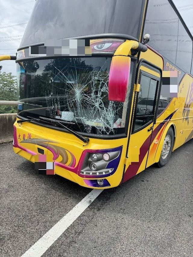 高速公路，施工人員衝出撿拾物品，被遊覽車撞上