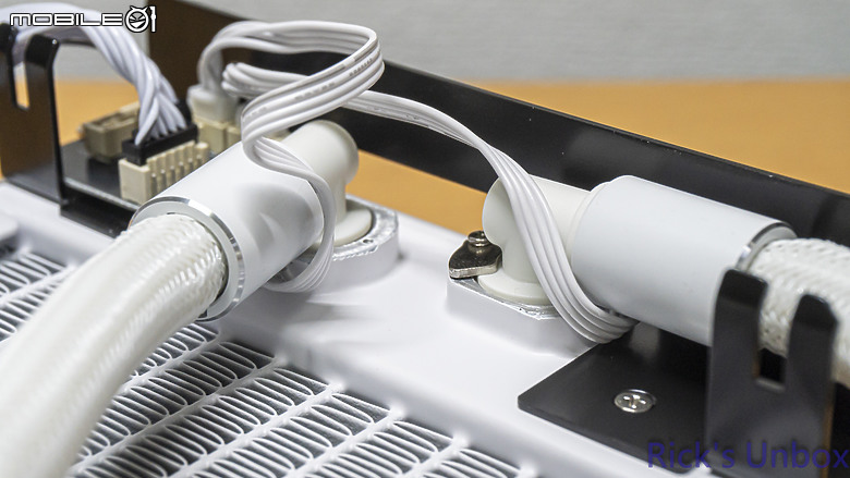 點我看大圖 【開箱】連水冷都有三模連線 | LIAN LI HydroShift II LCD-C 360CL WHITE