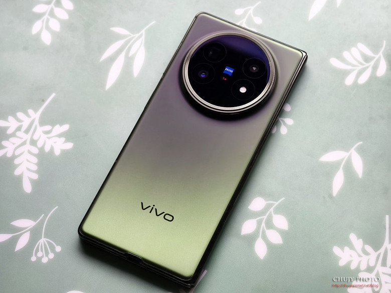 (chujy) vivo X Fold5 開箱體驗:輕薄大螢幕摺疊旗艦的全方位進化