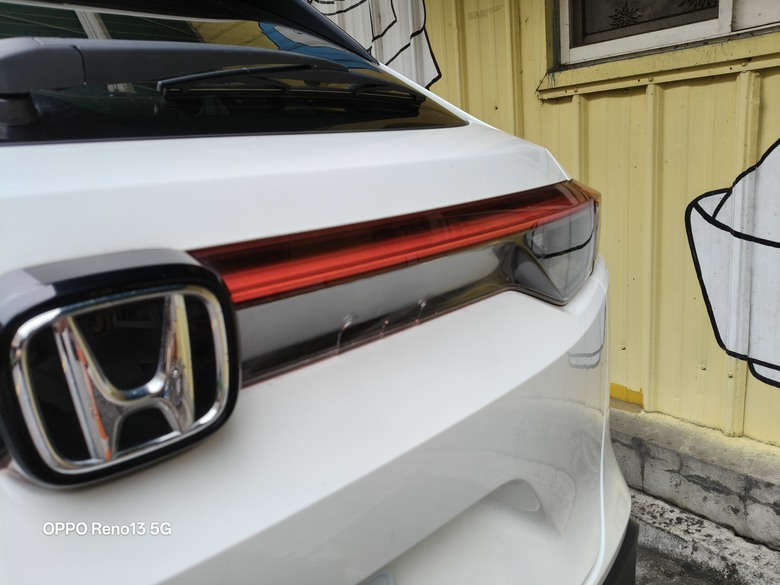 請問你的三代HRV 後倒車燈具總成有裂痕嗎?現在新發售Hrv ehev品質如何?