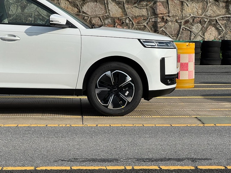 比亞迪來了？新竹市驚見「宋Plus」偽裝車！？