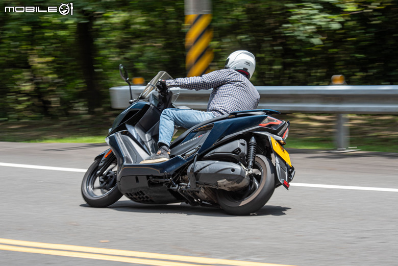 點我看大圖 KYMCO DOWNTOWN GT350 試乘|超乎預期的運動性、全方位黃牌大羊!