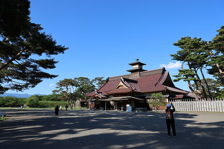 點我看大圖 夏日北海道自由行-函館篇(五稜郭/旬花/大黑屋/函館朝市/金森紅磚倉庫/小丑漢堡/八幡坂/元町/根室花丸/函館山)