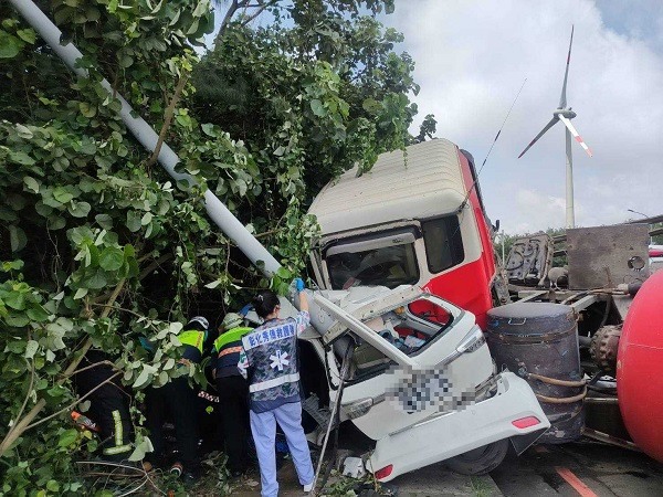 預拌混凝土車，橫撞小客車，一直推到底