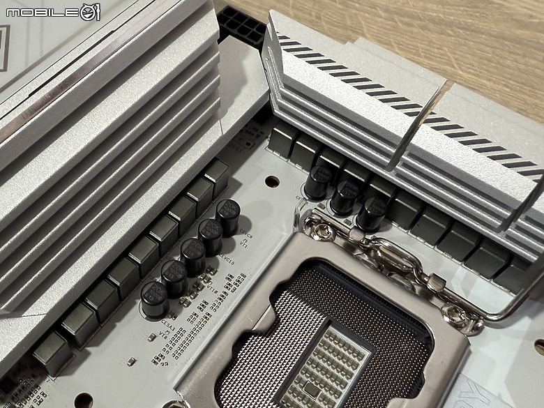 點我看大圖 萬元新選 ASRock Z890 Steel Legend WiFi銀白色PCB