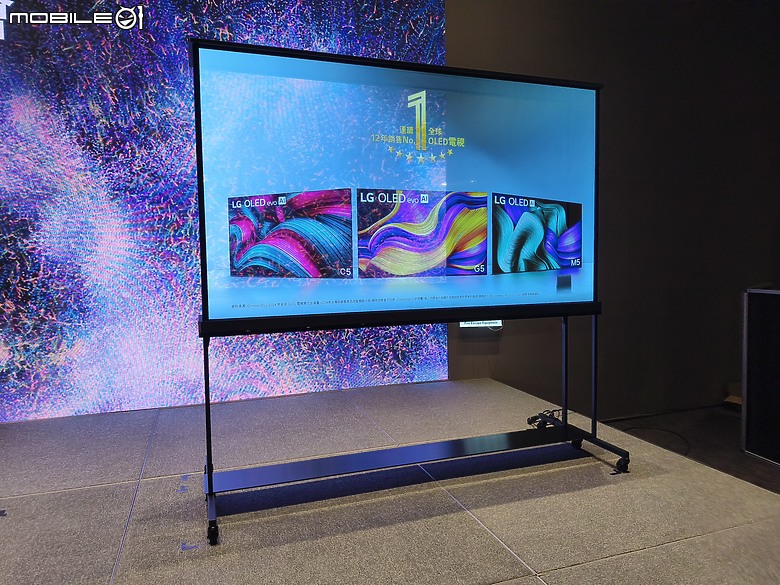 點我看大圖 【 體驗會實況 】LG 以透明面板 「SINGNATURE OLED T」旗艦機種領軍,展現顯示器產品未來的嶄新風貌!