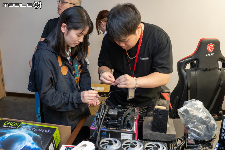 【活動體驗】Mobile01 x 微星 EZ DIY PC 組裝體驗會 體驗 DIY 組裝樂趣／液態氮超頻 還有專業小姐姐指導