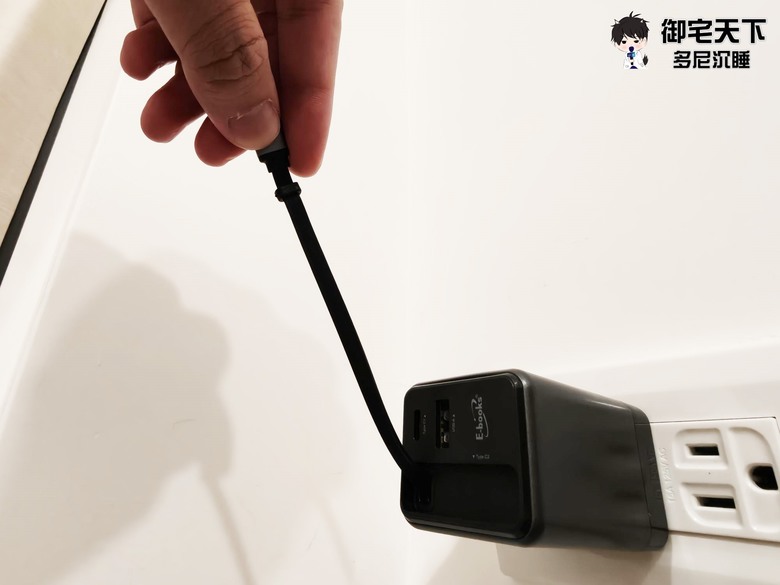 開箱|【E-books】GaN 氮化鎵 65W 極速充電器 - USB-C 伸縮線設計,一顆搞定 3 台設備充電需求!