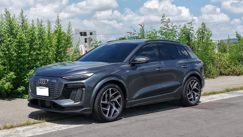 Q6 e-tron quattro S-line w/ Daytona Grey