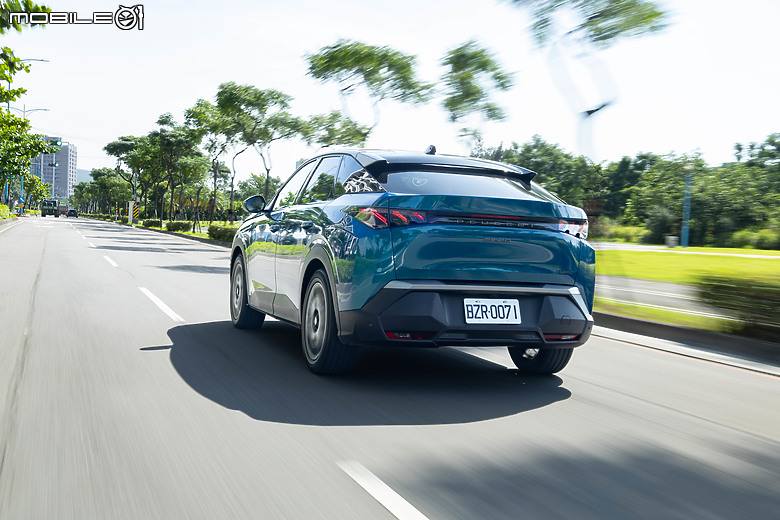 Peugeot 3008 大改款試駕｜降價更超值，以全新油電動力強勢挑戰中型休旅市場！