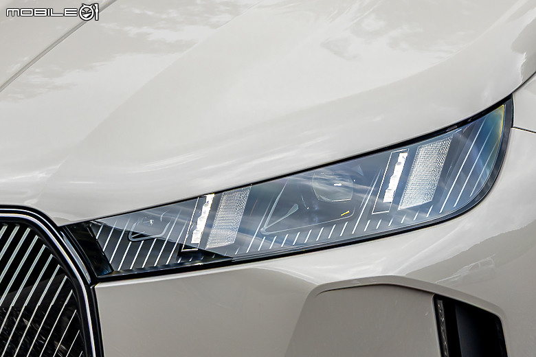 BMW 小改款 iX xDrive45 M Sport 試駕｜霸氣更增、續航更長的純電旗艦！