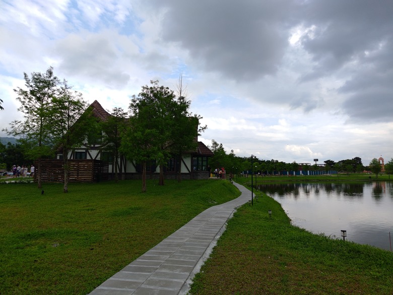 點我看大圖 【遊記】在花蓮只要跟「星巴克」有關,就會成為「熱門景點」,A2 水岸 - 大漠國渡