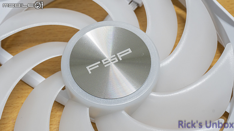 點我看大圖 【開箱】全漢首款一體式水冷 | FSP AE36 WHITE