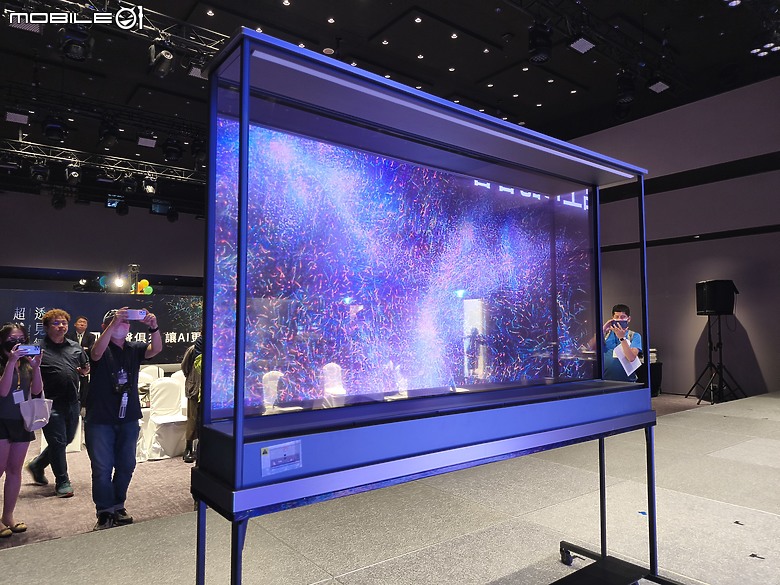 點我看大圖 【 體驗會實況 】LG 以透明面板 「SINGNATURE OLED T」旗艦機種領軍,展現顯示器產品未來的嶄新風貌!