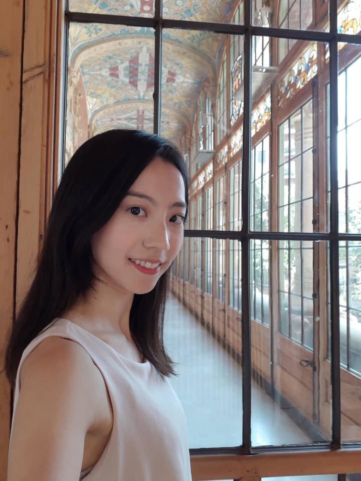 出身貧窮長的漂亮,性情柔順的貧家女嫁給年齡大經濟優渥的老頭,有時也是另一種幸福