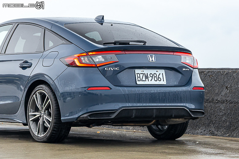 Honda 小改款 Civic e:HEV 試駕｜輕快好開又省油，均衡操控沒話說！