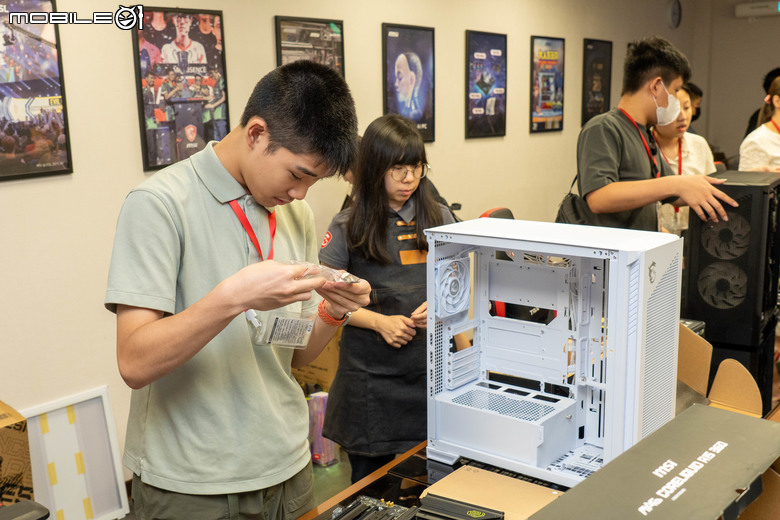 【活動體驗】Mobile01 x 微星 EZ DIY PC 組裝體驗會 體驗 DIY 組裝樂趣／液態氮超頻 還有專業小姐姐指導