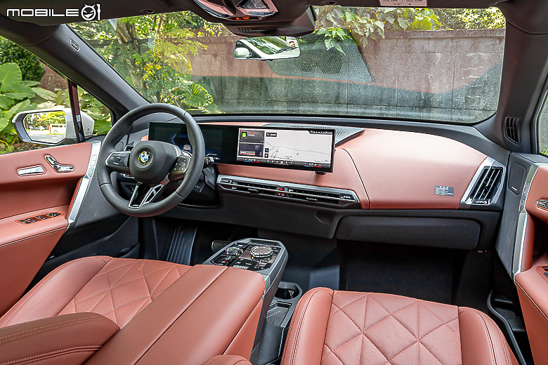 BMW 小改款 iX xDrive45 M Sport 試駕|霸氣更增、續航更長的純電旗艦!