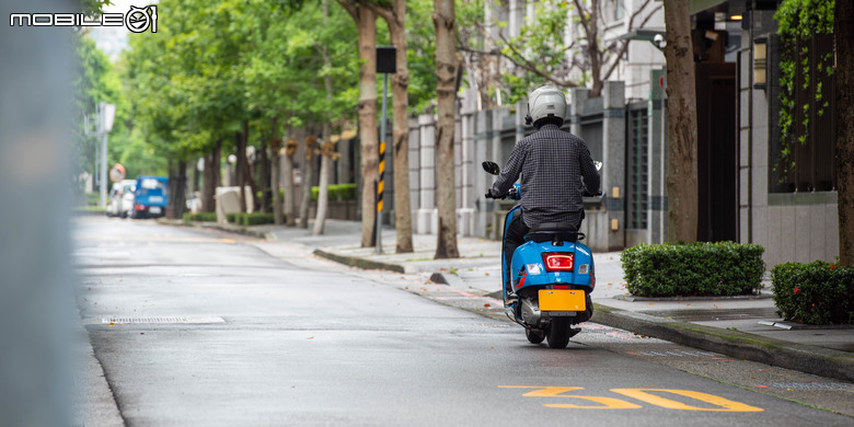 點我看大圖 Vespa GTS 300 Super Sport 從容穿梭 自在馳騁|老偉士的靈魂、新世代的進化!