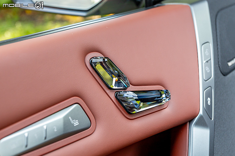 BMW 小改款 iX xDrive45 M Sport 試駕|霸氣更增、續航更長的純電旗艦!