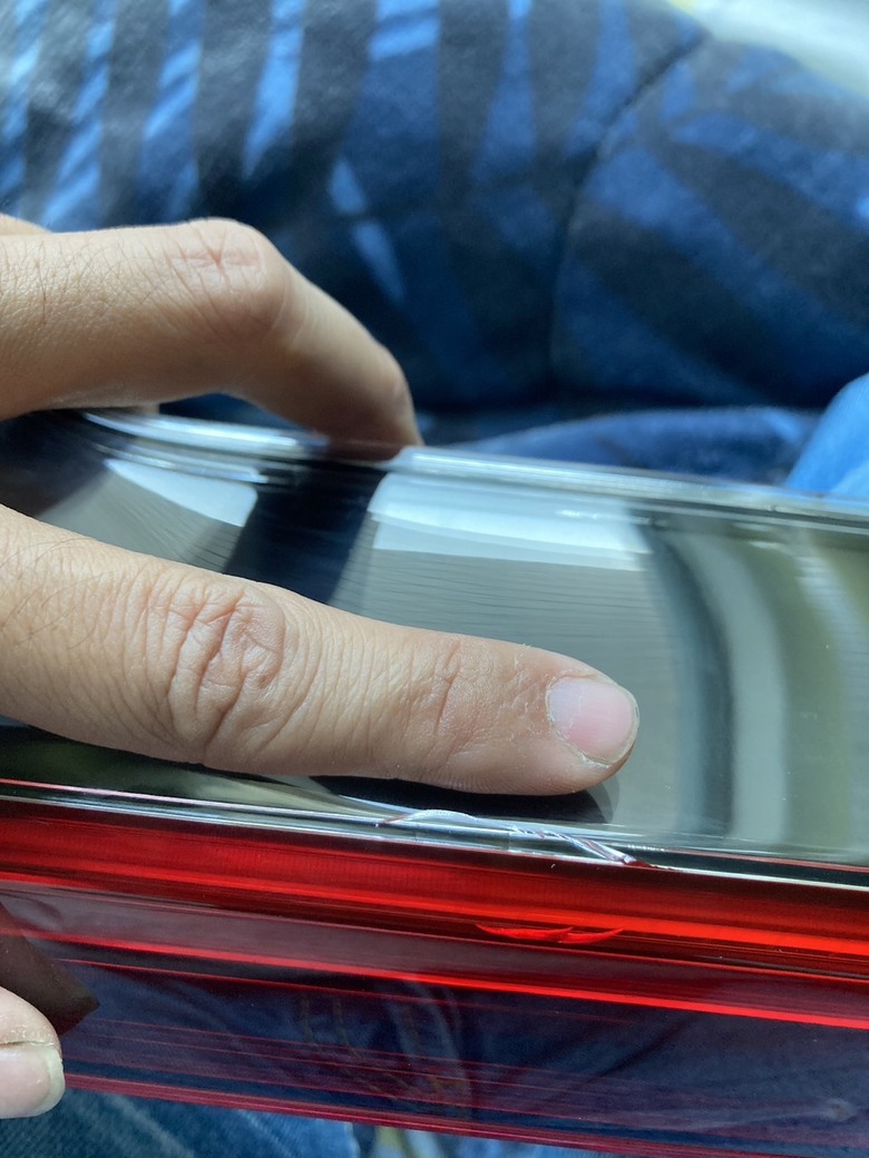 請問你的三代HRV 後倒車燈具總成有裂痕嗎?現在新發售Hrv ehev品質如何?