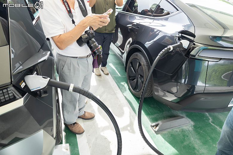 U-POWER導入480kW分體式能源櫃，搭配能源動態分配技術實現快速又有效率的充電體驗！