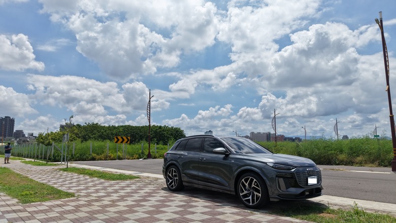 Q6 e-tron quattro S-line w/ Daytona Grey