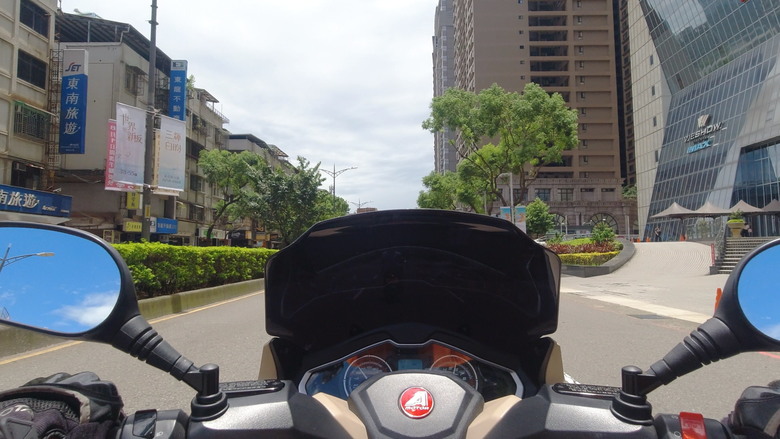 Aeontek宏佳騰 油電新進擊 巡迴試乘 — 3D-350R & BRERA X 300 (板橋大遠百)