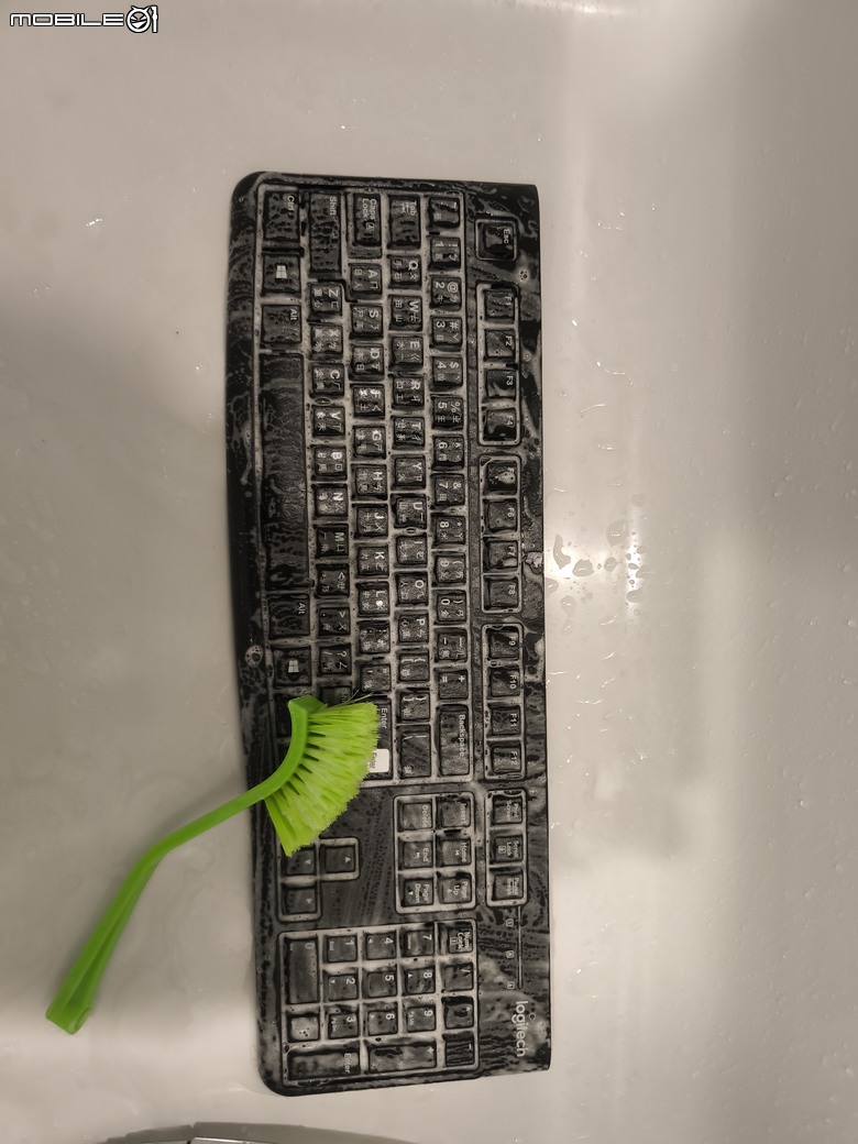 [分享]水洗鍵盤.如何10分鐘內"粗略快速"洗一個有條件的羅技薄膜鍵盤.例如K120