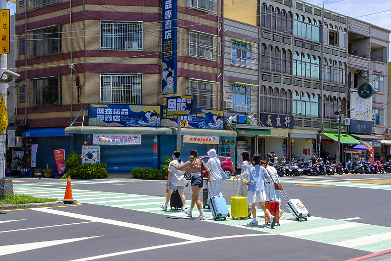 高雄新火車站、美麗島捷運站、東港海味與街頭攝影旅拍 - 使用X-PRO2相機與蔡司 Touit 鏡頭