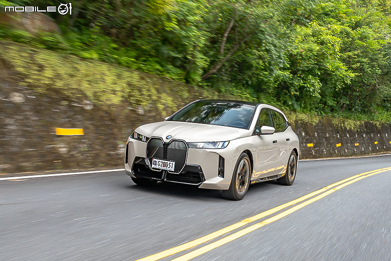 BMW 小改款 iX xDrive45 M Sport 試駕|霸氣更增、續航更長的純電旗艦!