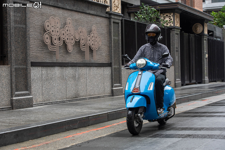 點我看大圖 Vespa GTS 300 Super Sport 從容穿梭 自在馳騁|老偉士的靈魂、新世代的進化!