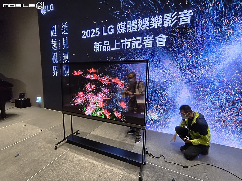 點我看大圖 【 體驗會實況 】LG 以透明面板 「SINGNATURE OLED T」旗艦機種領軍,展現顯示器產品未來的嶄新風貌!