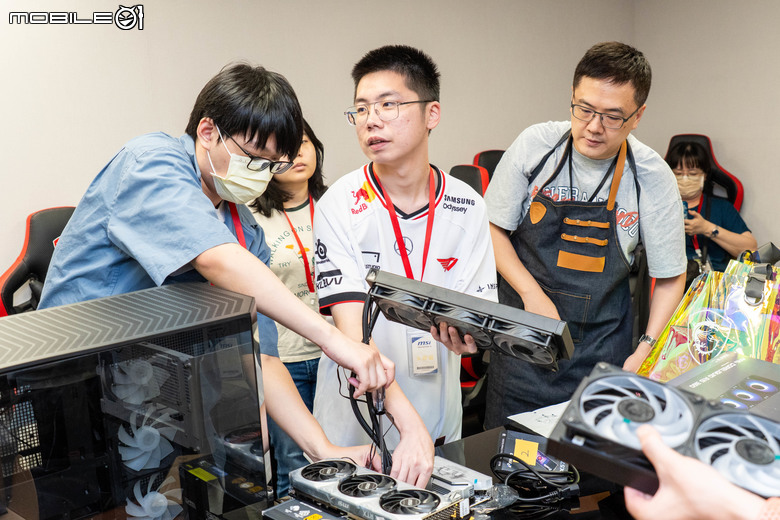 【活動體驗】Mobile01 x 微星 EZ DIY PC 組裝體驗會 體驗 DIY 組裝樂趣／液態氮超頻 還有專業小姐姐指導