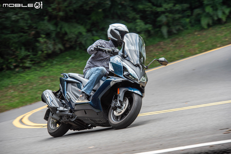 點我看大圖 KYMCO DOWNTOWN GT350 試乘|超乎預期的運動性、全方位黃牌大羊!