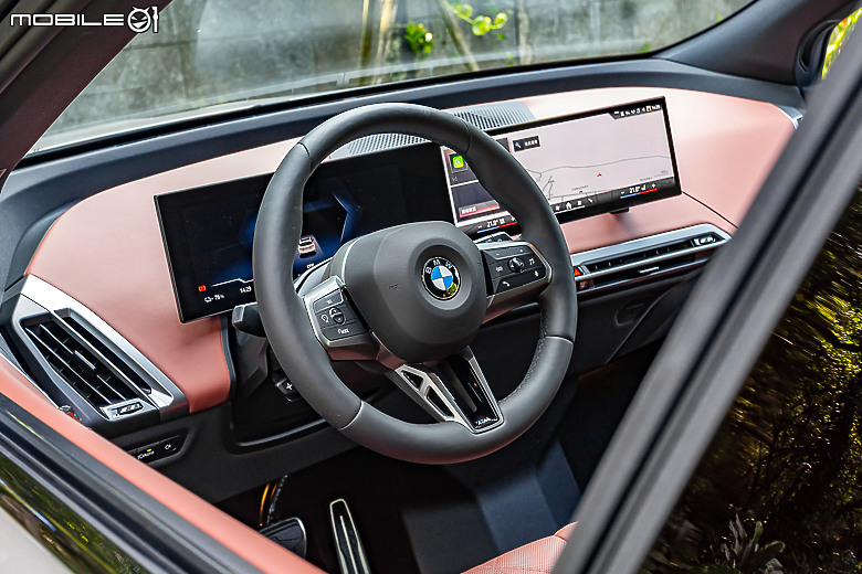 BMW 小改款 iX xDrive45 M Sport 試駕｜霸氣更增、續航更長的純電旗艦！