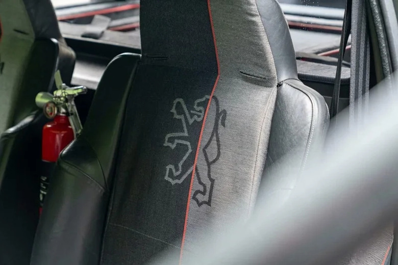 這輛極罕見的Peugeot 205 Turbo16 限量兩百台可以上路的賽車