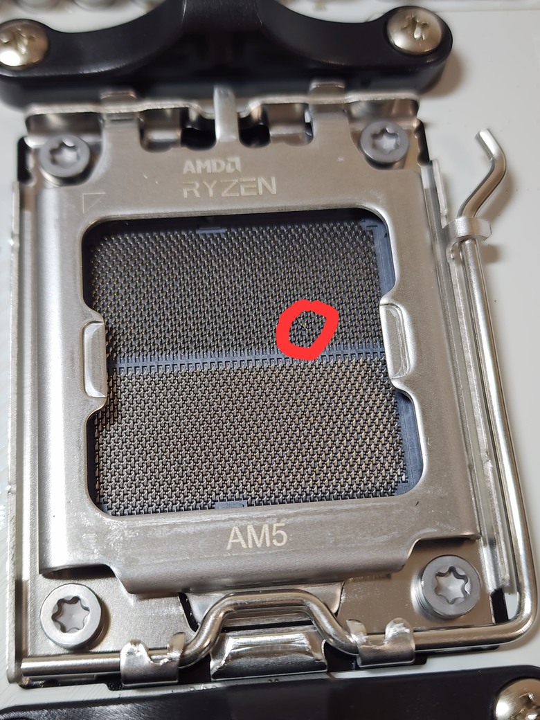新購amd主機板針腳疑似歪掉