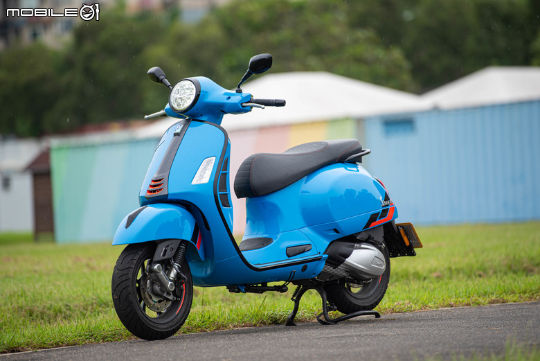 點我看大圖 Vespa GTS 300 Super Sport 從容穿梭 自在馳騁|老偉士的靈魂、新世代的進化!