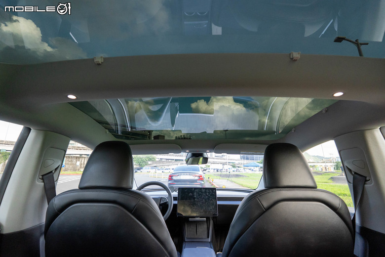 交車後才是入坑的開始！陳家小白 Model 3 的保險／隔熱紙選擇、還有 JOWUA 大全配件入手心得