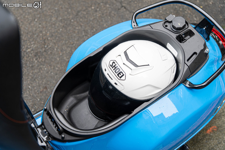 Vespa GTS 300 Super Sport 從容穿梭 自在馳騁｜老偉士的靈魂、新世代的進化！