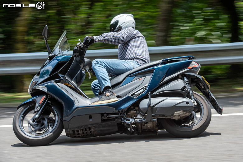 點我看大圖 KYMCO DOWNTOWN GT350 試乘|超乎預期的運動性、全方位黃牌大羊!