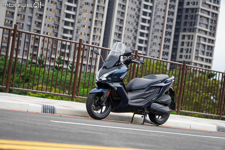 點我看大圖 KYMCO DOWNTOWN GT350 試乘|超乎預期的運動性、全方位黃牌大羊!