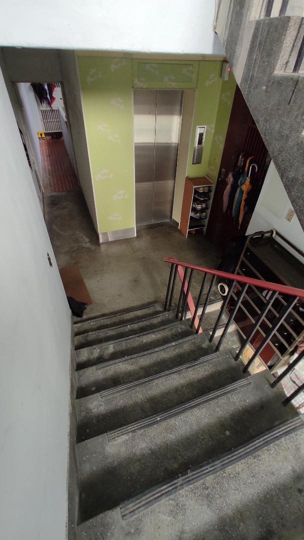 對門屋主黃老師一家分三段私吞共用的天井走道