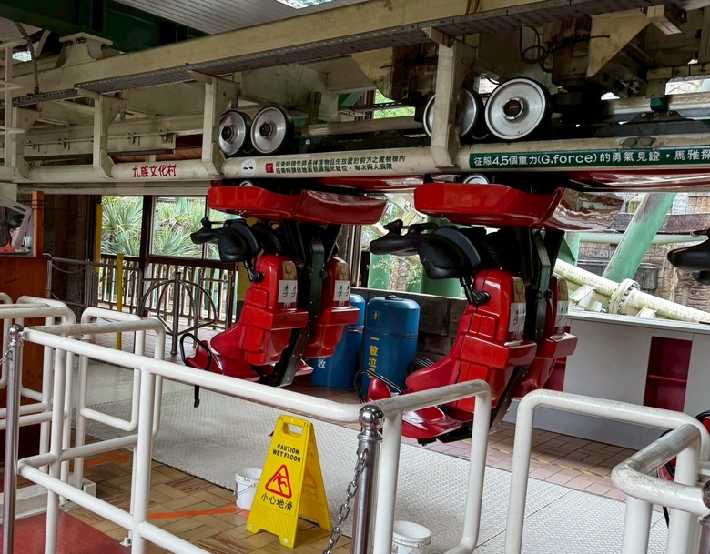 去日月潭搭纜車順便玩了九族文化村,夏天園內超涼的