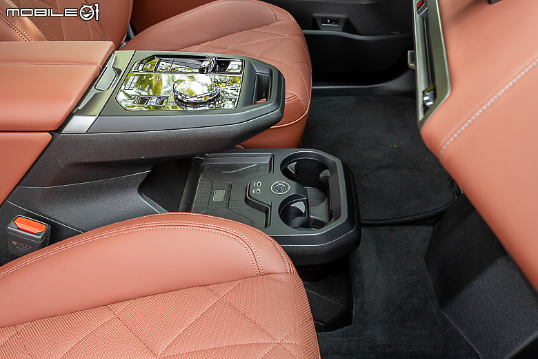 BMW 小改款 iX xDrive45 M Sport 試駕|霸氣更增、續航更長的純電旗艦!