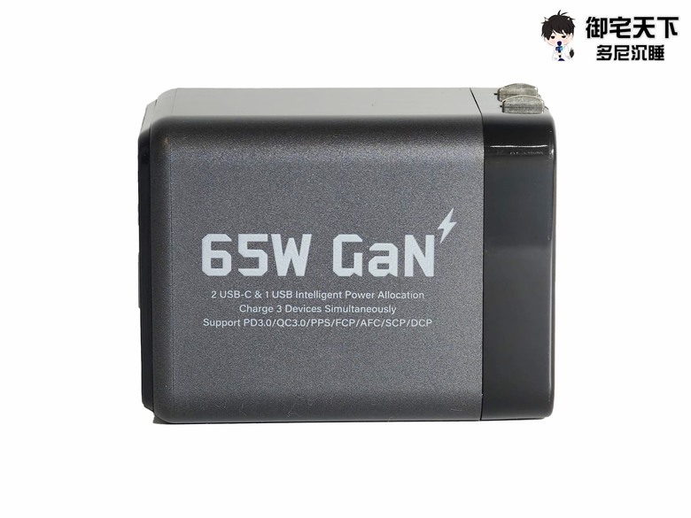 開箱|【E-books】GaN 氮化鎵 65W 極速充電器 - USB-C 伸縮線設計,一顆搞定 3 台設備充電需求!