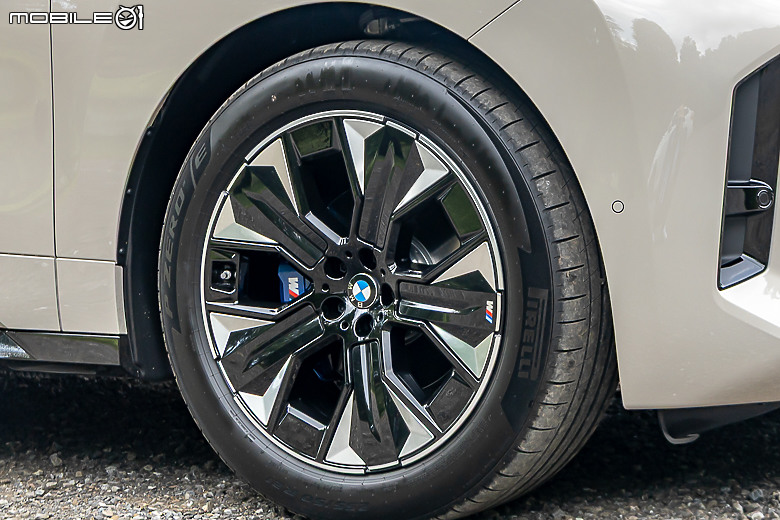 BMW 小改款 iX xDrive45 M Sport 試駕|霸氣更增、續航更長的純電旗艦!